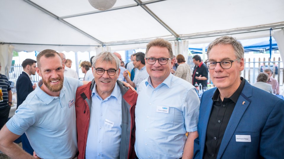 Freudige Neuigkeiten und hochrangige Gäste am ADEV-Sommerfest